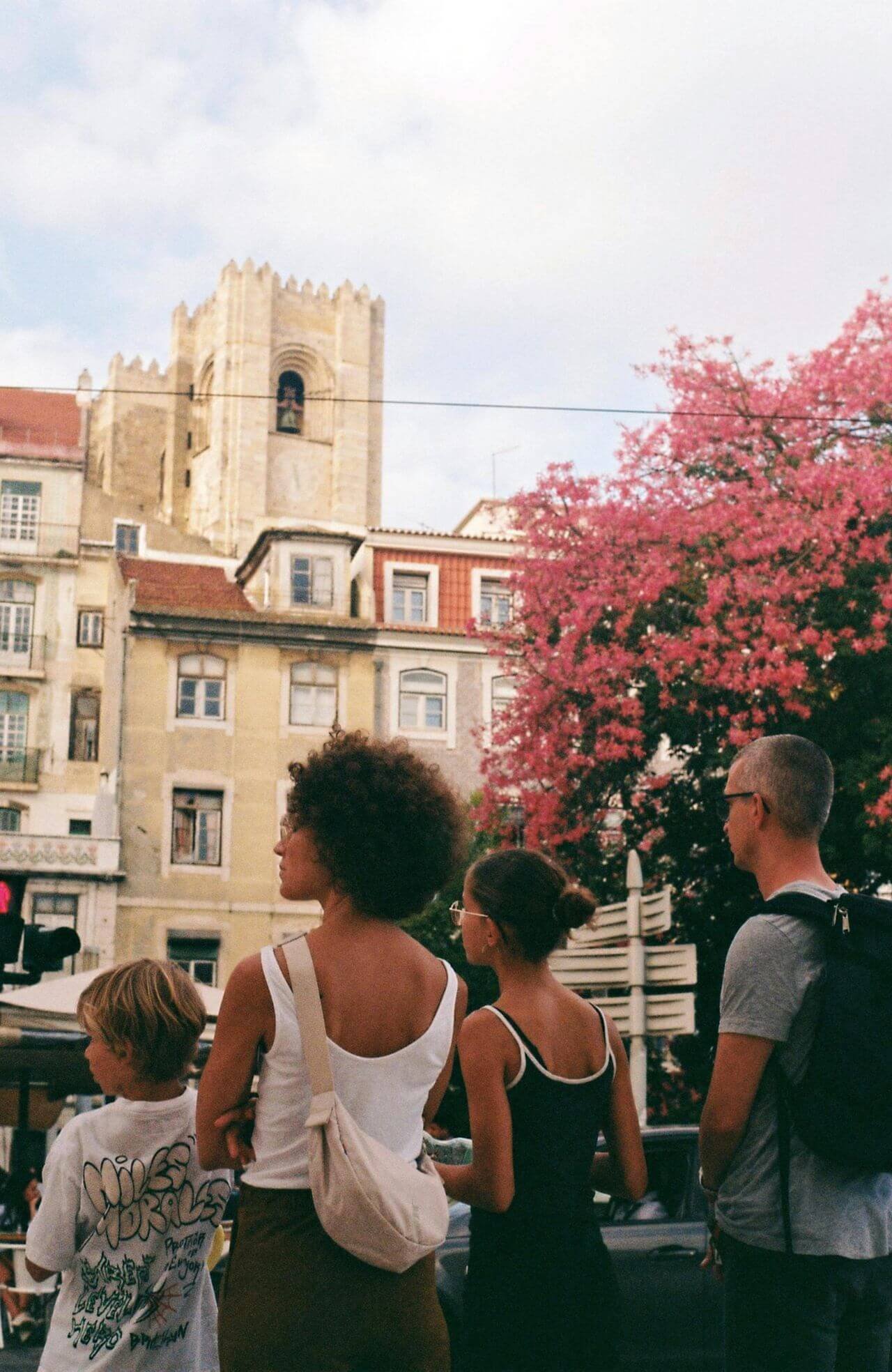 famille en visite dans une ville pendant un voyage