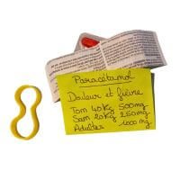 médicament contre la fièvre avec sa notice et un post-it donnant la posologie pour partir en voyage