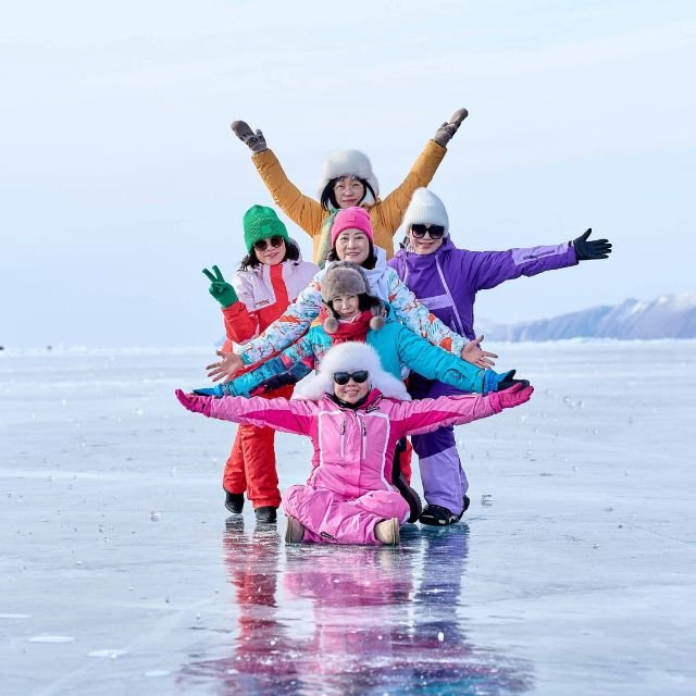 famille de trois générations posant pour une photo lors de vacances à la montagne