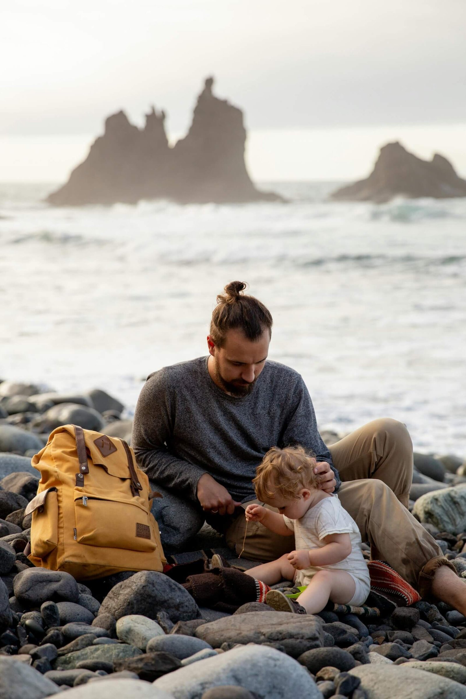 père et son jeune enfant au bord de la mer