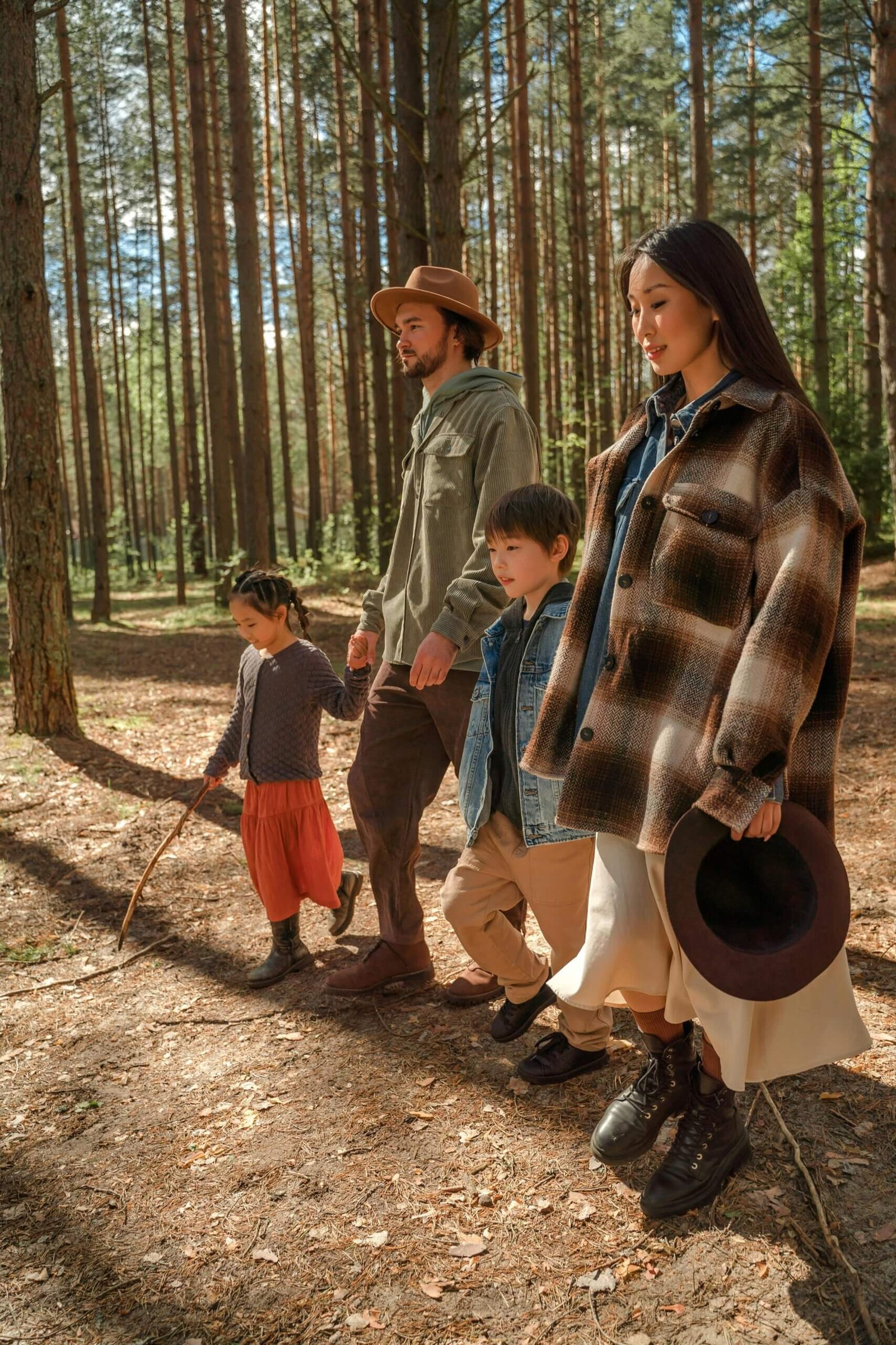 famille se promenant dans une forêt