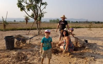 famille de la fondatrice de zen family travelers construisant une maison en boue et en paille dans un village en Thaïlande