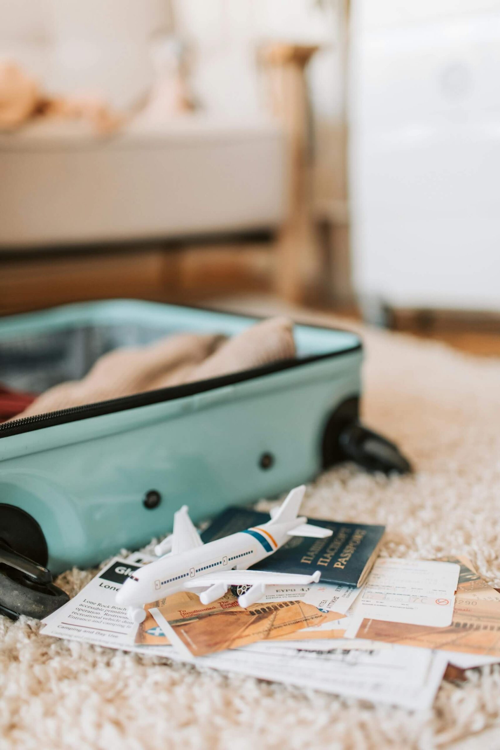 papiers de voyage posés au sol devant une valise