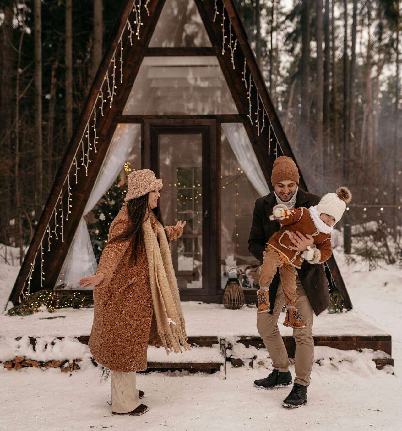 famille en vacances à la montagne dans un chalet sous la neige