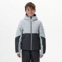 jeune garçon portant une veste imperméable pour aller jouer sous la neige